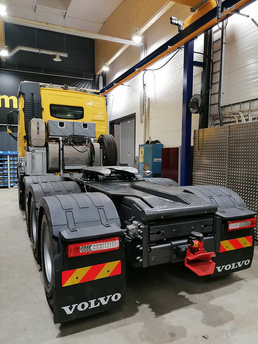 Lifting fifth wheel